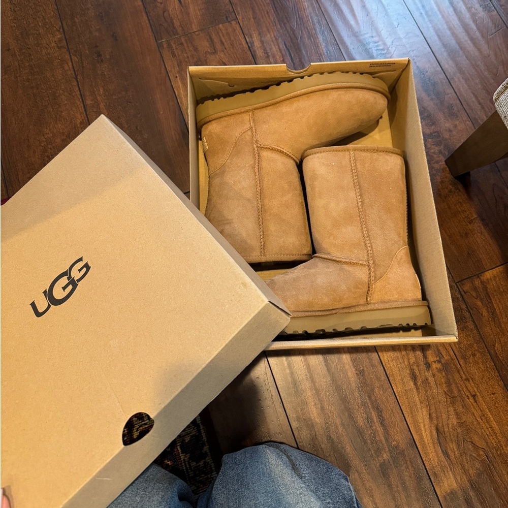 UGG CLASSIC SHORT II color CHESTNUT (Size USA 9)